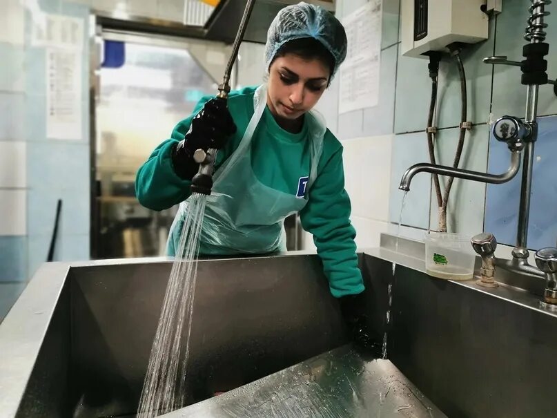 Уборщица посудомойщица столовая