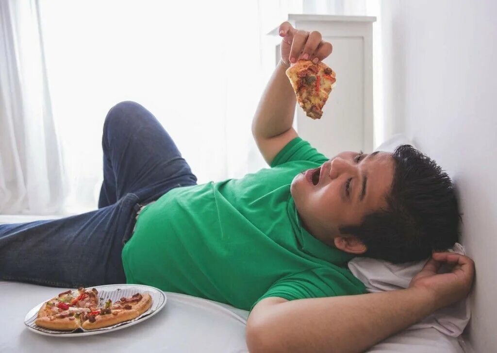 Девушка ест. Девушка ест пиццу. Еда лежит. Сон после еды. Еда и сон.