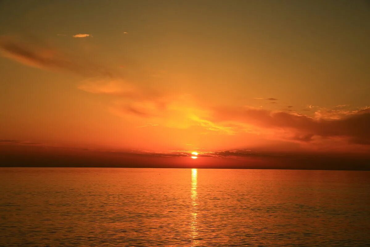 почему закат красный. почему солнце красное сегодня. красный закат к чему. почему закат красный. красное солнце на рассвете.