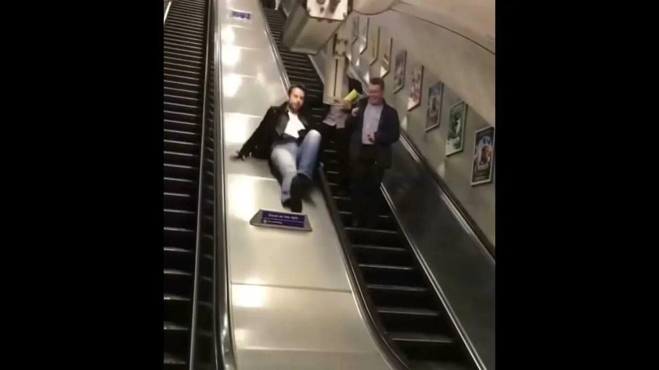 Сколько времени он был на эскалаторе. Парни на эскалаторе в метро. Парень на эскалаторе.