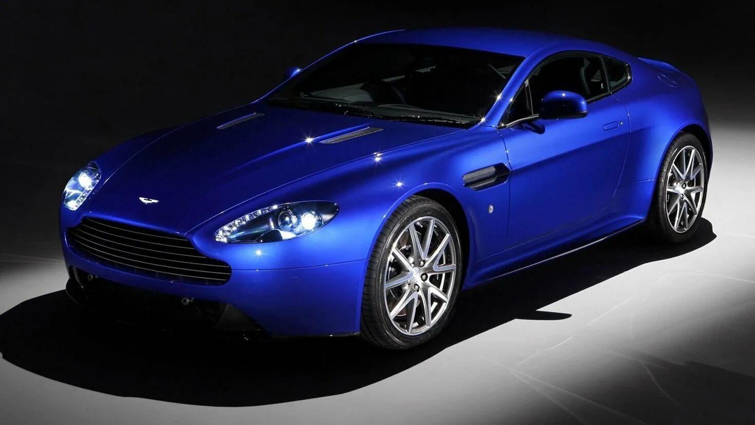 Включи синий машина. Aston Martin Vantage 2011. Aston Martin v12 Vantage 2011.