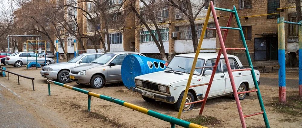 Машинная площадка. Машина для детской площадки. машина во дворе. парковка во дворе. машины припаркованы на детских площадках.