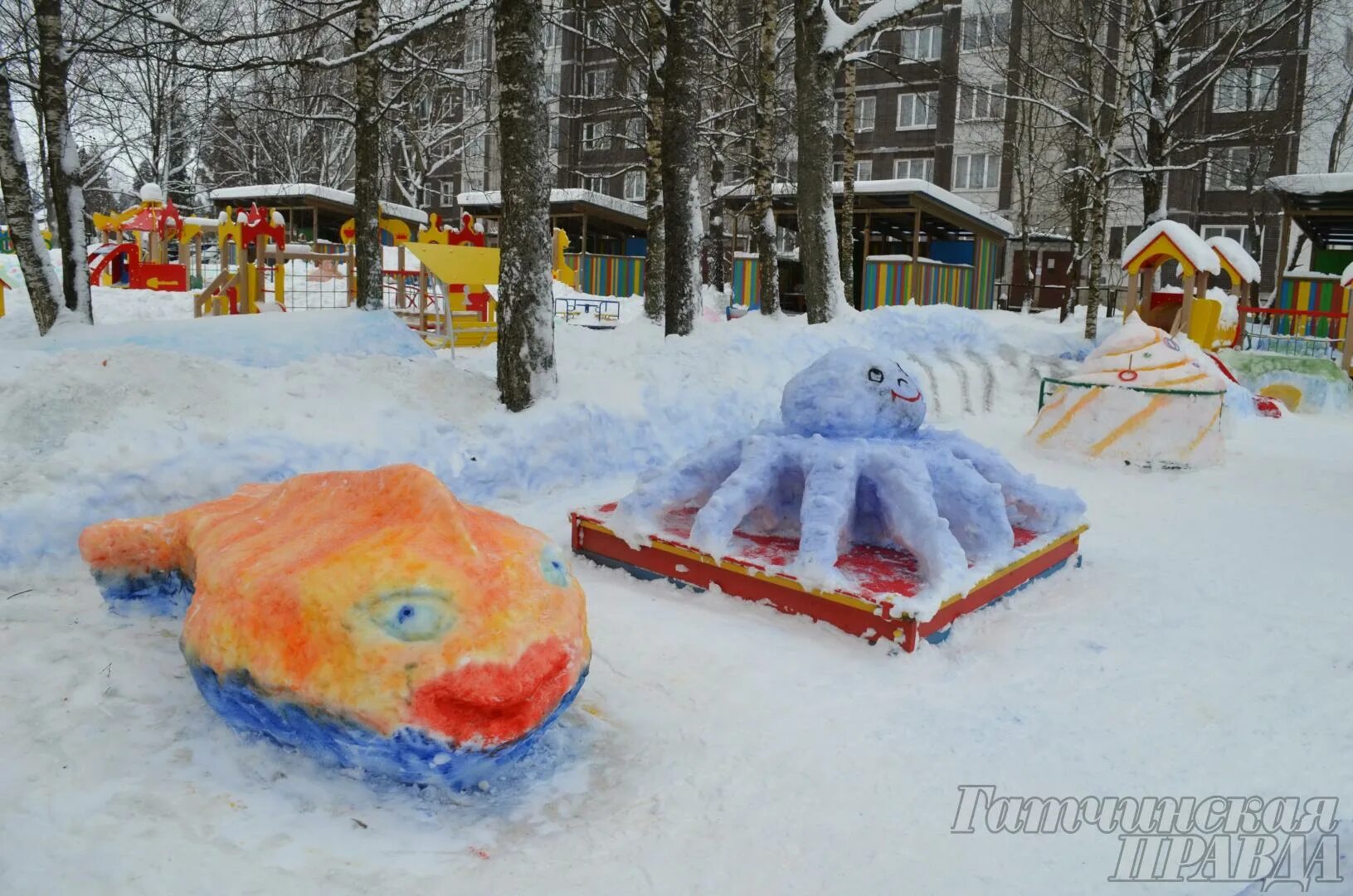 фигурки из снега для детского сада. поделки из снега. снежные фигуры для детского сада фото. постройки из снега на конкурс. фигуры из снега.