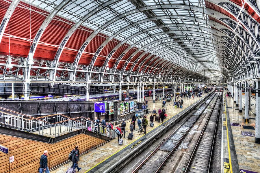 Вокзал в лондоне. Паддингтонский вокзал в Лондоне. Вокзал Паддингтон в Лондоне. Станция метро Паддингтон в Лондоне. Лондон метро Paddington.
