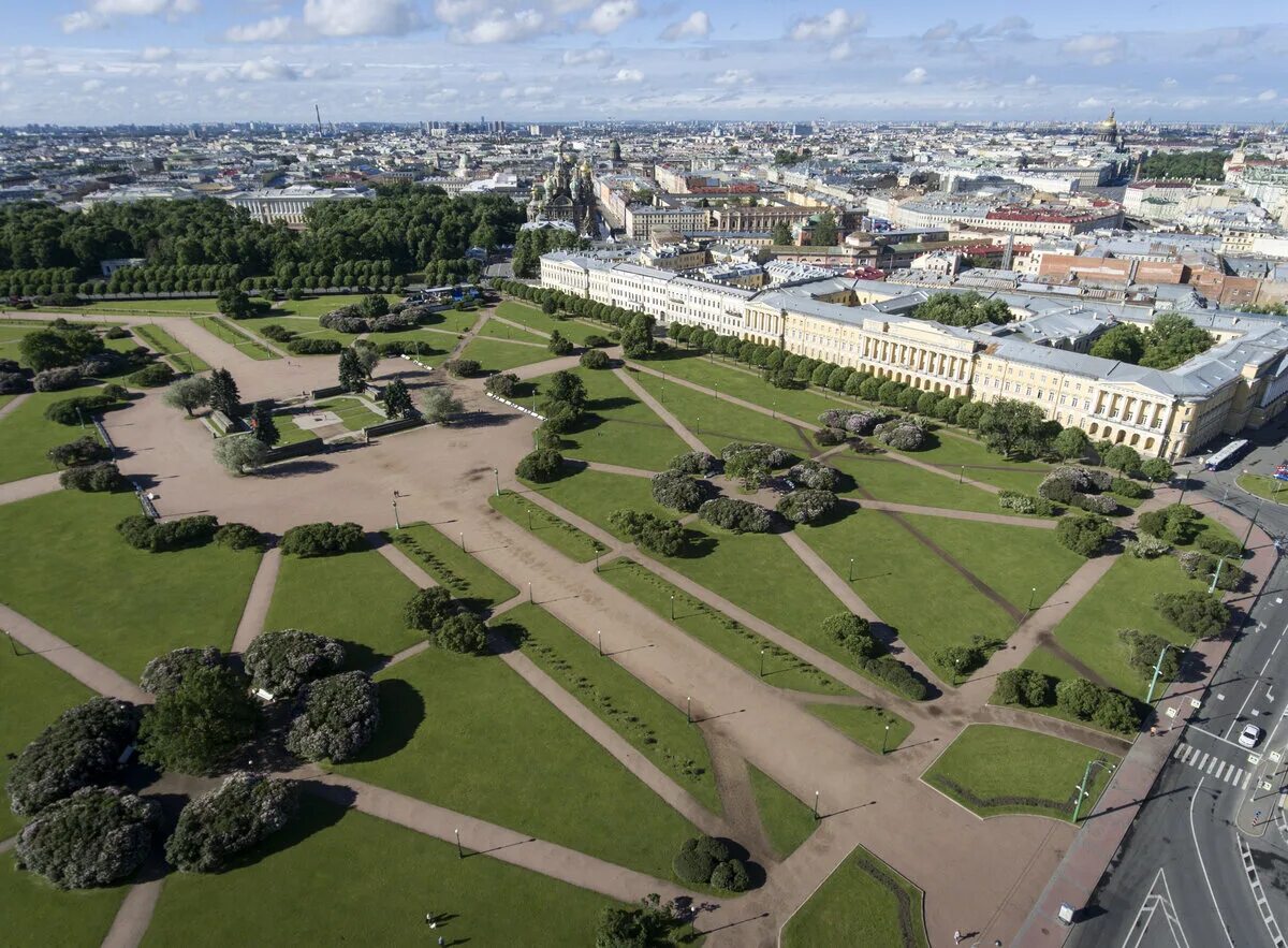 Где марсово поле. Марсово поле в Санкт-Петербурге. Парк Марсово поле СПБ. Архитектурный ансамбль Марсово поле. Ансамбль Марсова поля Санкт-Петербург.