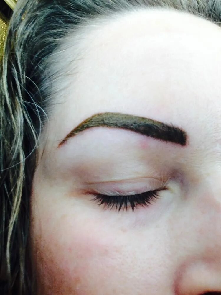 щетинистые брови. перманентный макияж бровей. плотный бровь. плотный бровь. набивка бровей.