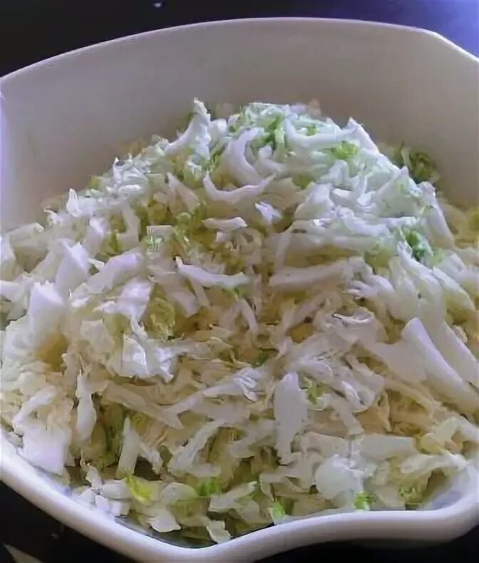 Необычные салаты на праздничный стол с пекинской капустой. Пекинская капуста с кальмарами рецепт. Салат с пекинской капустой простой. Салат с кальмаром и гранатом. Пекинская капуста с кальмарами рецепт.