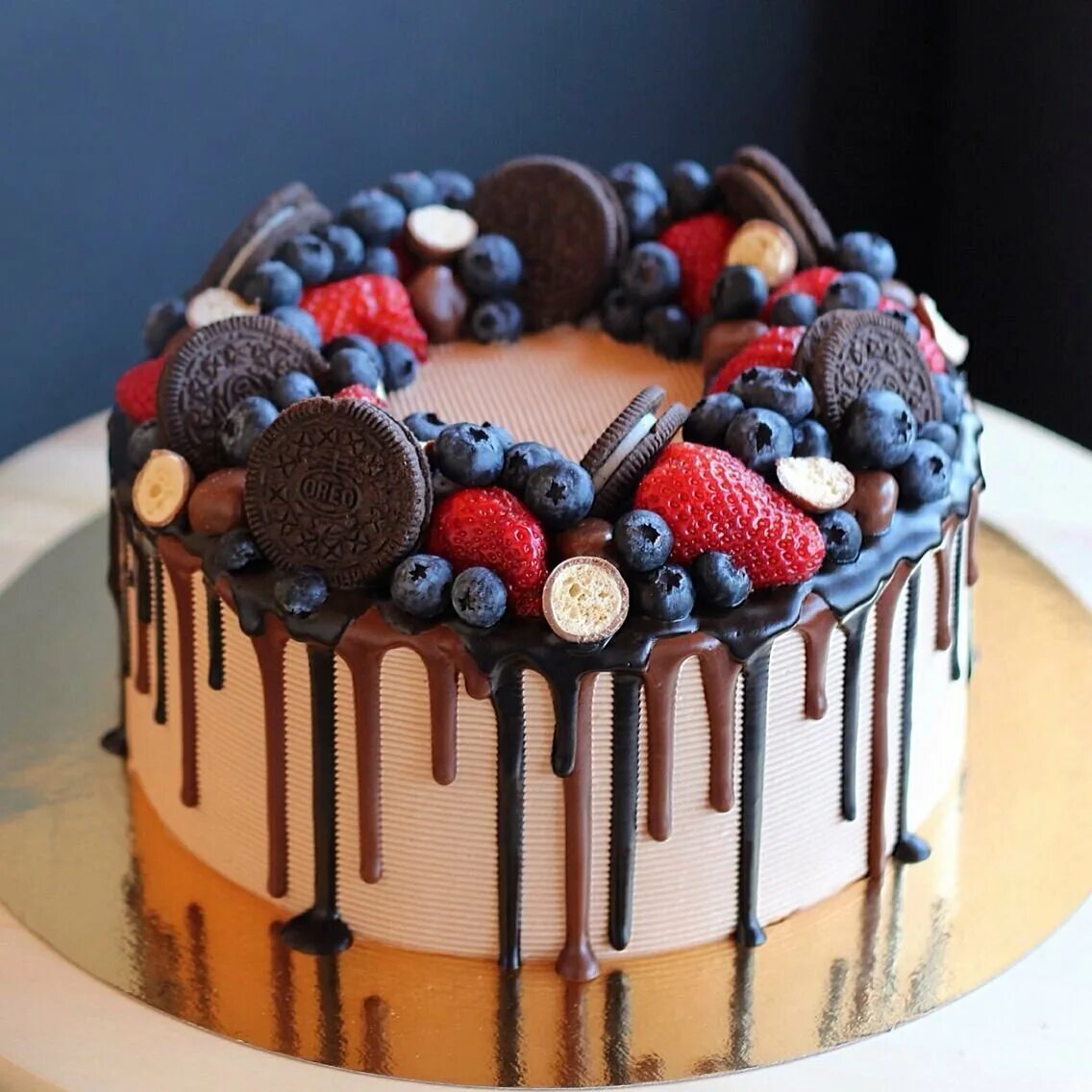 Торт украсить красивые день рождение. Торт с клубникой и Орео. Торт с Орео и шоколадом. Украсить торт печеньем Орео. Торт с Орео и ягодами.