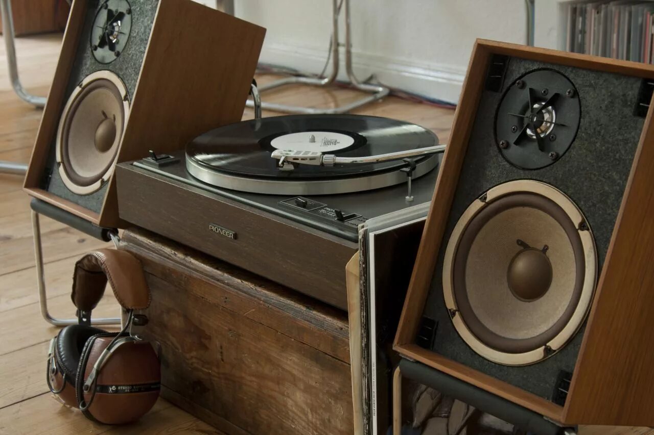 Аудио винтаж. Hi fi audio винтаж vintage. винтажная акустика танной 70-80г. pioneer pl 12. акустические колонки ретро стиле.