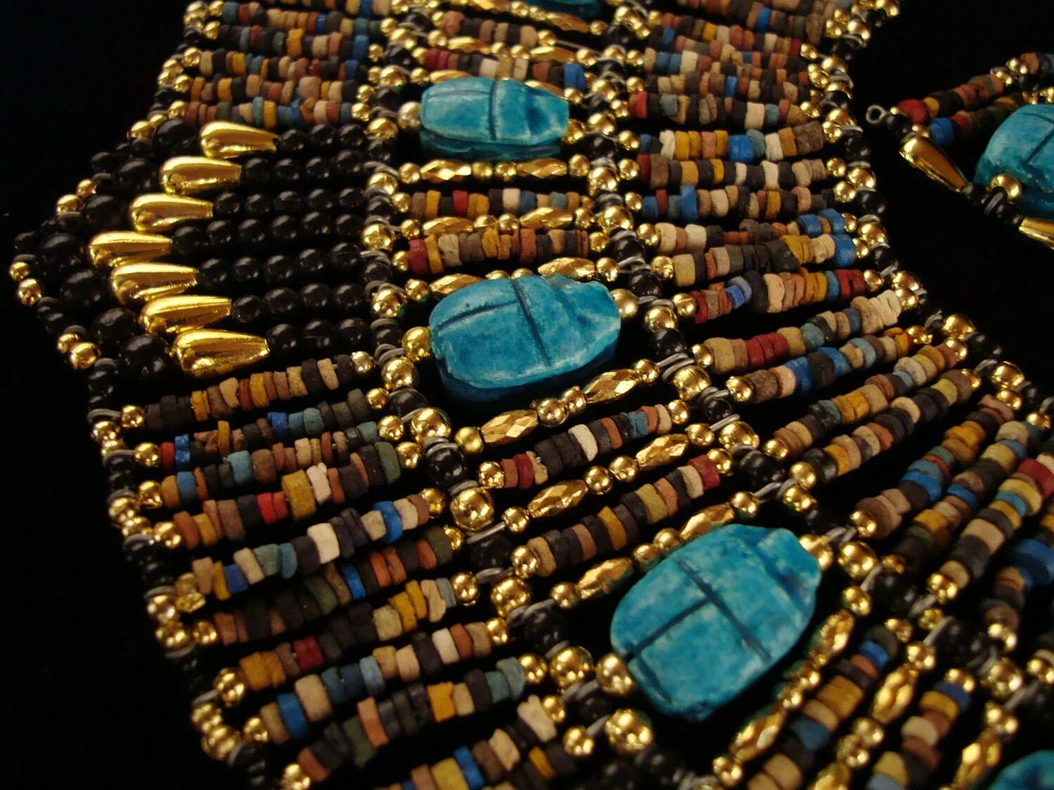 Драгоценные камни древнего египта. Скарабей в ювелирных украшениях древнего египта. Драгоценные камни египта. Скарабей бирюза египет. Лазурит в египетских украшениях.