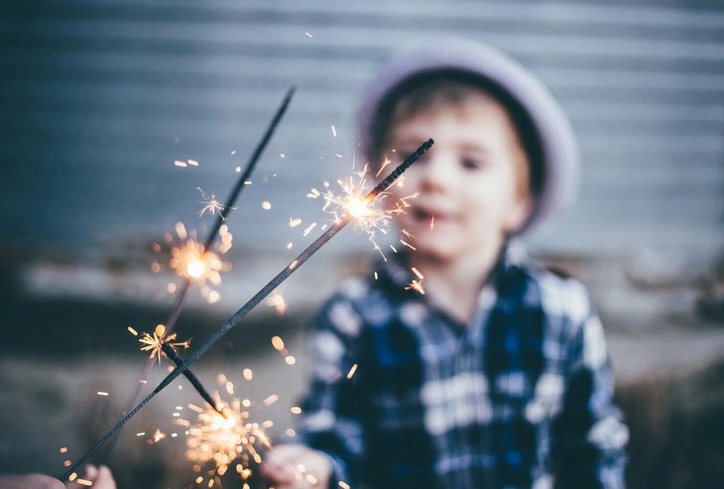 Подростки с бенгальскими огнями. Салют для детей. Бенгальские огни детям. Фейерверк для детей. Мальчик с бенгальским огнем.