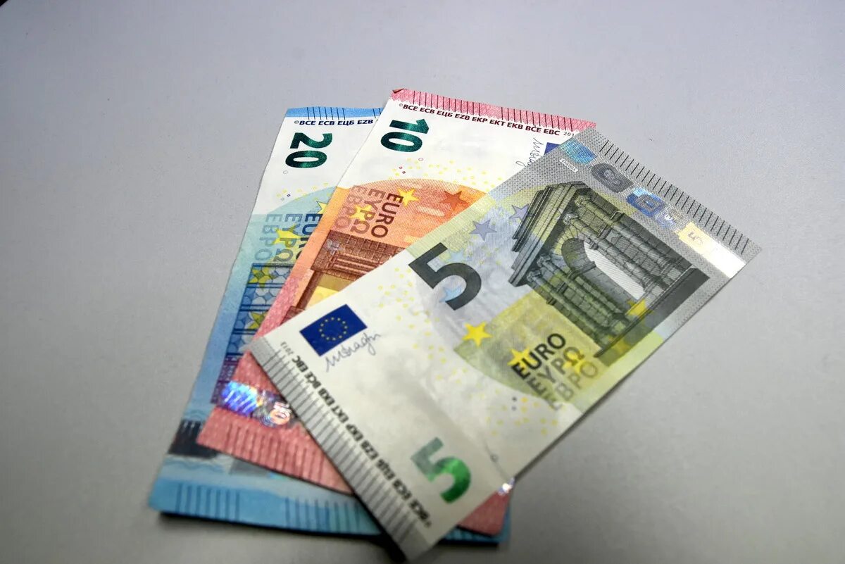 35 евро в рублях. 35 Евро. Шенген деньги. Валюта в Шенгене.