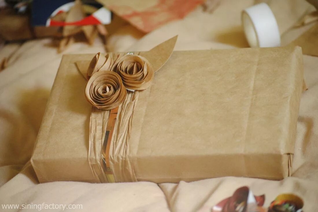 Красиво упаковать крафт бумагой. Подарки и упаковка. Упаковка подарка в крафт бумагу. Крафтовая бумага для упаковки. Подарок в крафтовой бумаге.