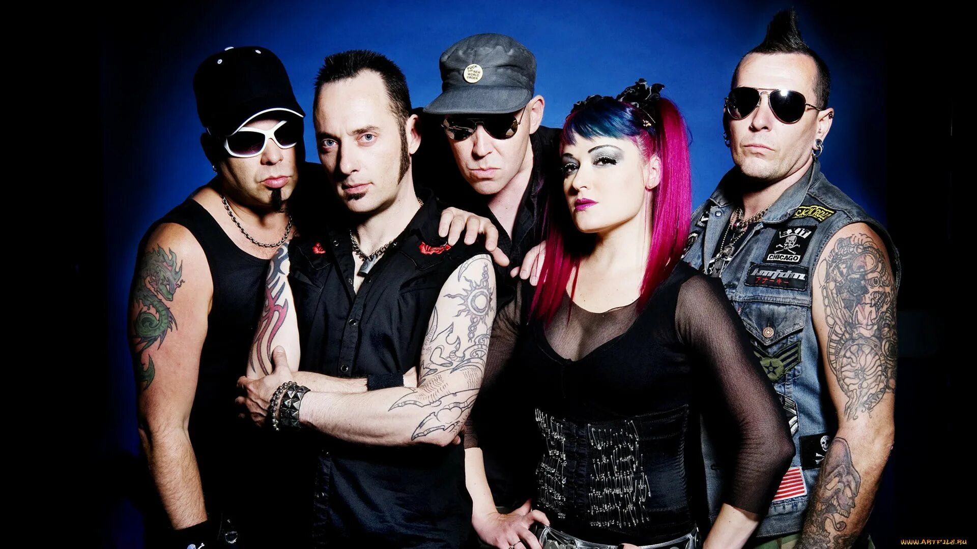 KMFDM. Группа KMFDM. KMFDM Саша Конецко. Лючия Чифарелли KMFDM. Музыка группа на рукаве