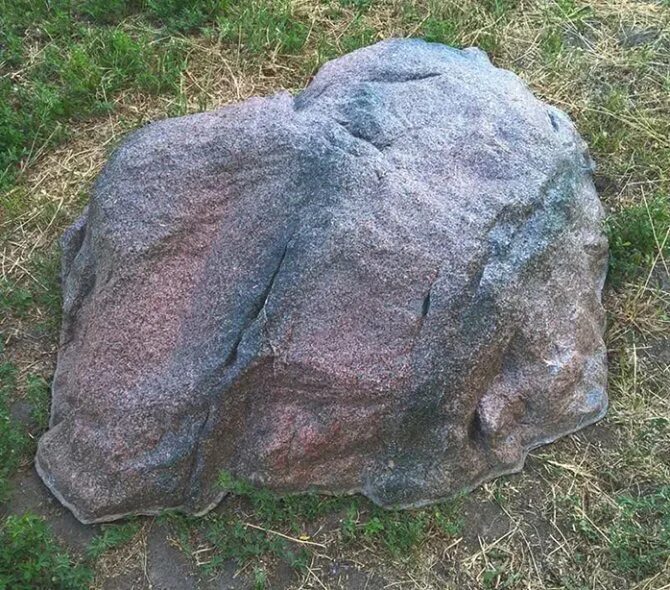 Обломки пород. Натуральный камень валун. Валун с прожилками. Название валунов. Камни валуны с квадратными отверстиями.