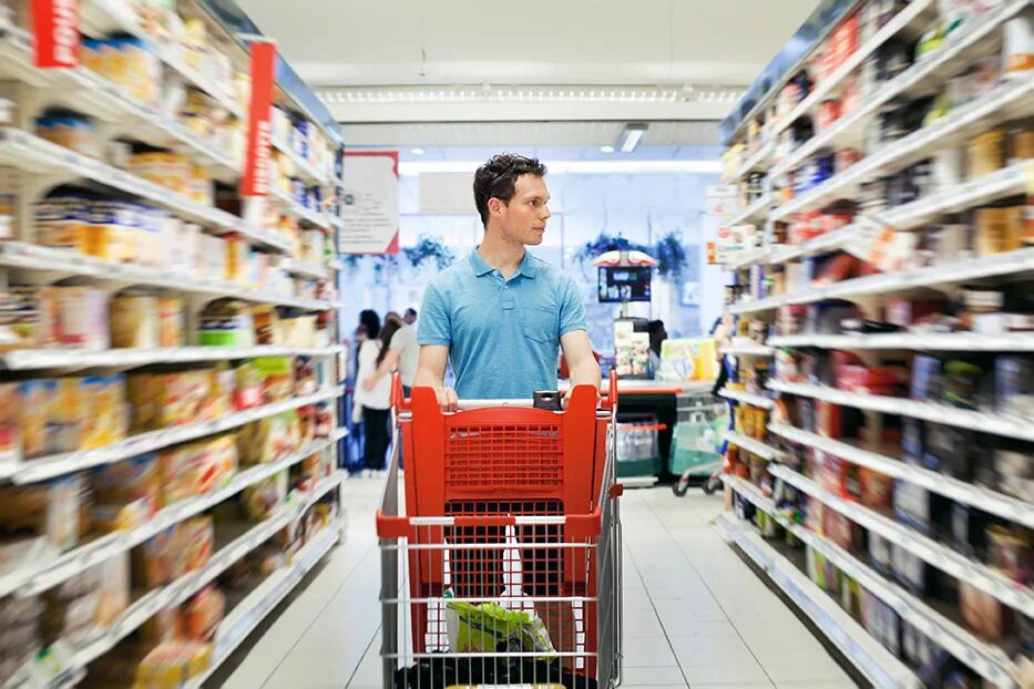 Продуктовый склад. Продуктовый склад. Оптовый склад. Покупатель с тележкой. Прои продаже.