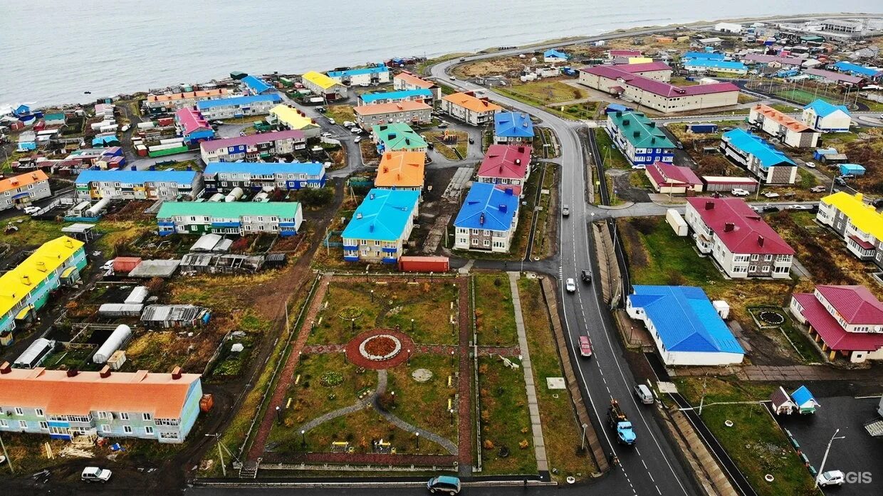 Дом южно курильск. Южно курильск остров итуруп. курильские острова город итуруп. инфраструктура острова итуруп. остров итуруп г курильск.