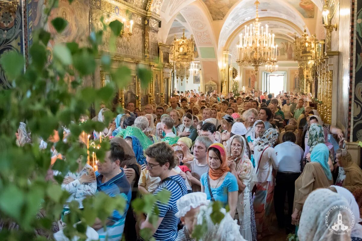 Служба в церкви на троицу во сколько. Праздник святой троицы служба. храм в день святой троицы. богослужение в день святой троицы. троица литургия.