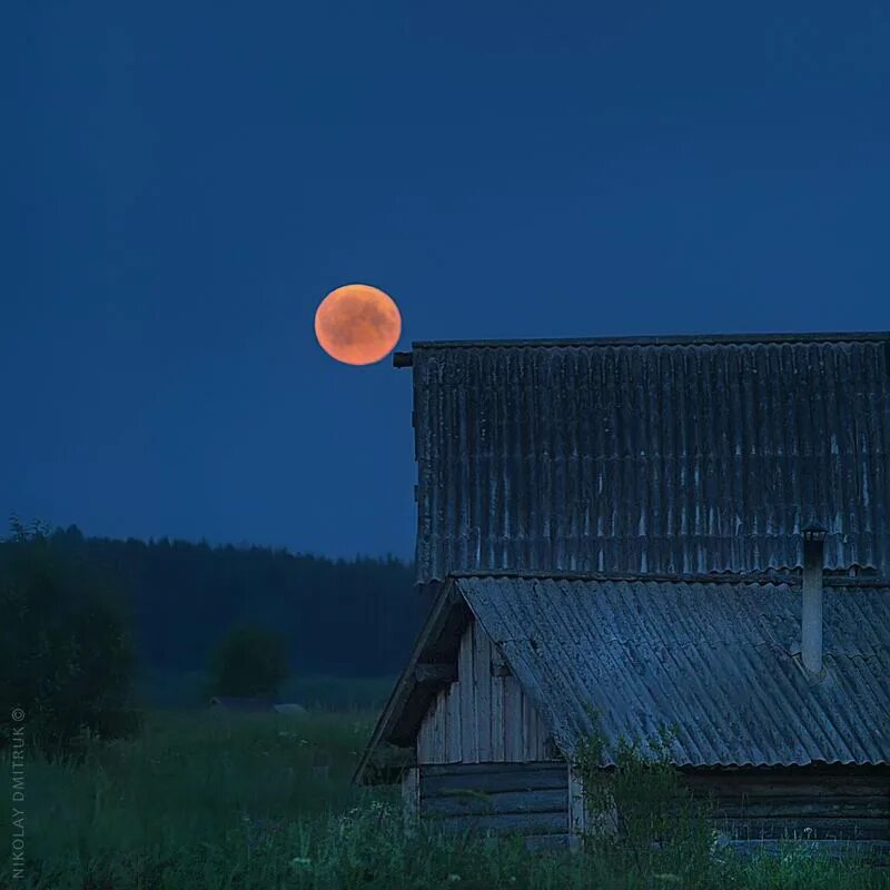 Луна над крышей дома