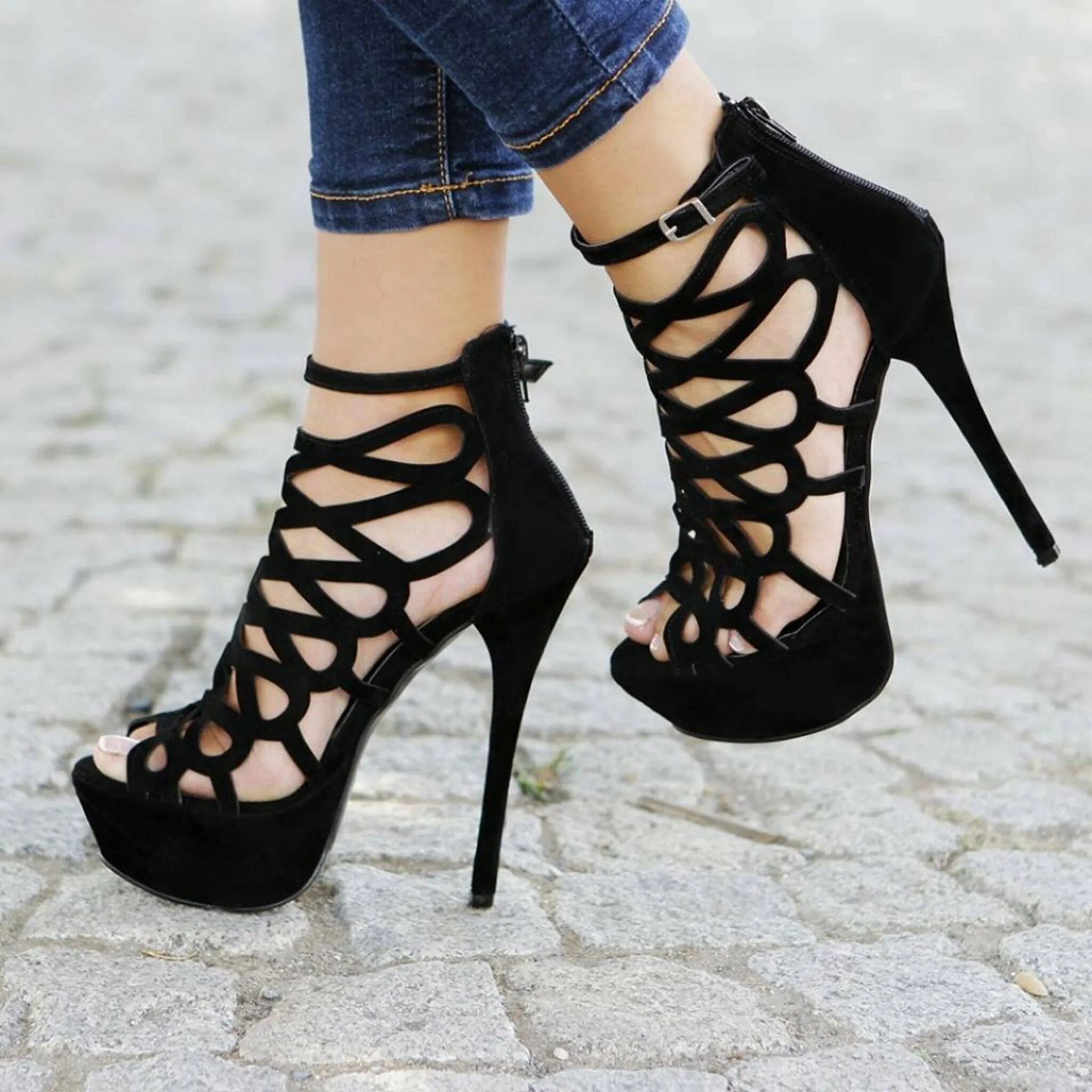 Black high heels. Туфли на каблуке. Туфли женские на каблуке. Женские туфли на высоком каблуке. Босоножки на шпильке и платформе.