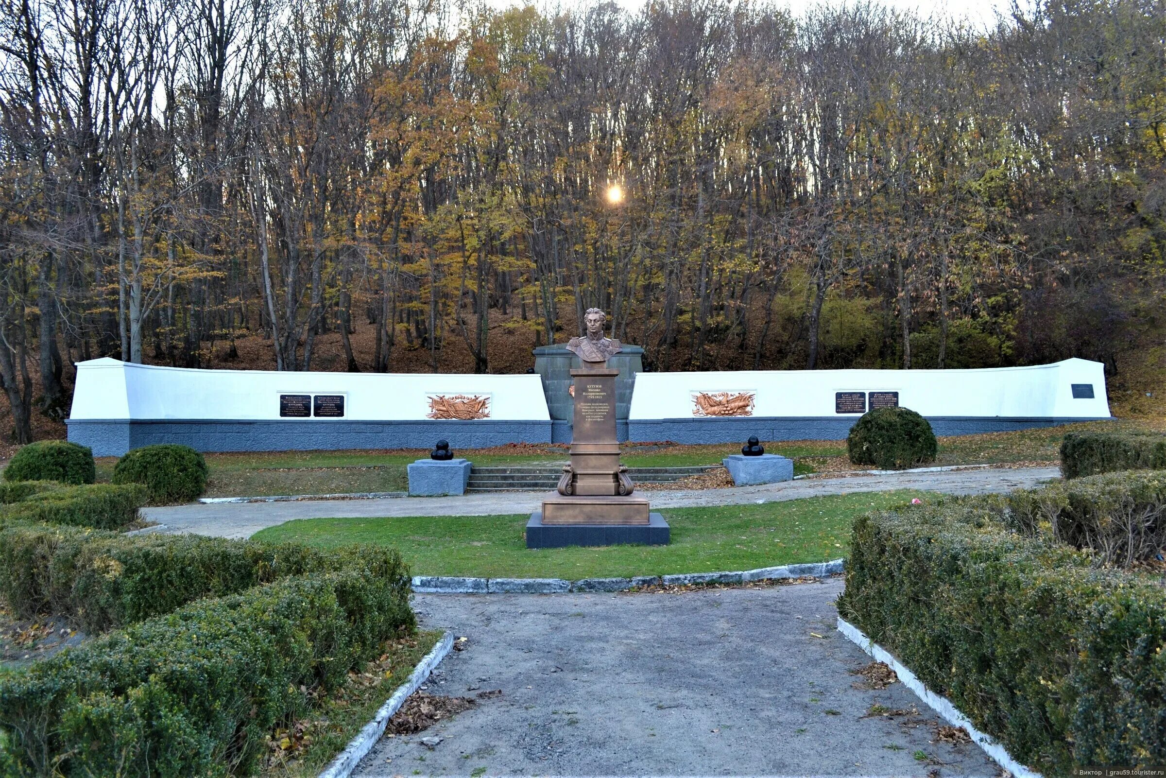 Фонтан кутузова в крыму. Фонтан кутузова в крыму. Кутузовский фонтан алушта. Памятник николаю 2 в алуште. Памятник кутузову в алуште.