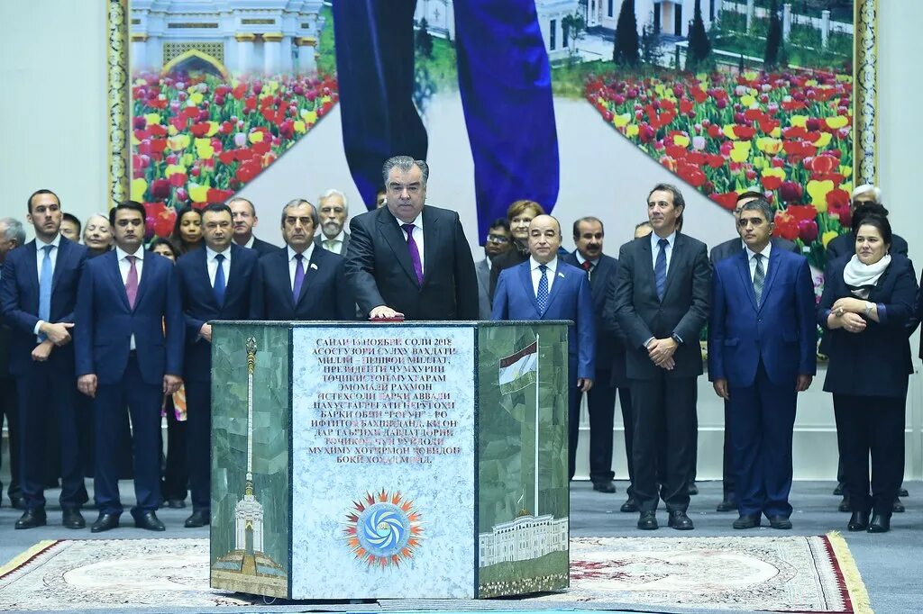 Президент таджикистана эмомали рахмон гэс. Виноградный сад турсунзаде таджикистан. Чои кор дар душанбе. Куси таджики. Куси душанбе.