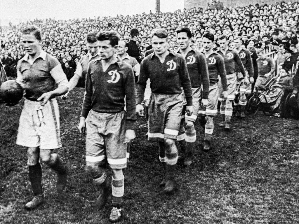 Футбол 1945 год. Футбол 1945 динамо в англии. Турне динамо в великобританию 1945 года. Турне динамо в великобританию 1945 года. Матч челси динамо 1945.