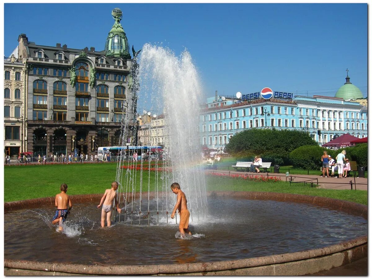 Жара в питере 2010. В каком городе сейчас лето. Парк зарядье мгу. Центр столицы москва. Жаркое лето в москве.