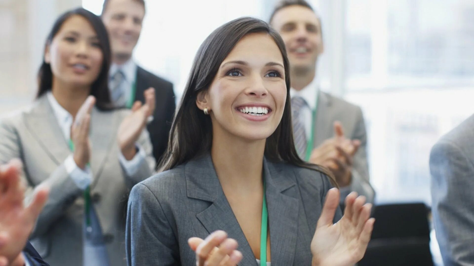 They are clapping. They are clapping. Аплодисменты человеку. Аплодисменты оскар. Аплодисменты радость.