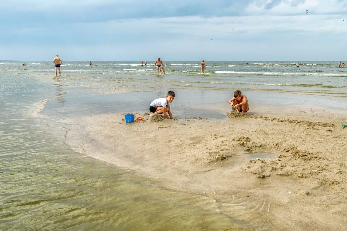 Стоит ли ехать в ейск. Ейск Азовское море пляж Каменка. Пляж Каменка Ейск. Море Ейск Каменка. Пляж Меляки Ейск.