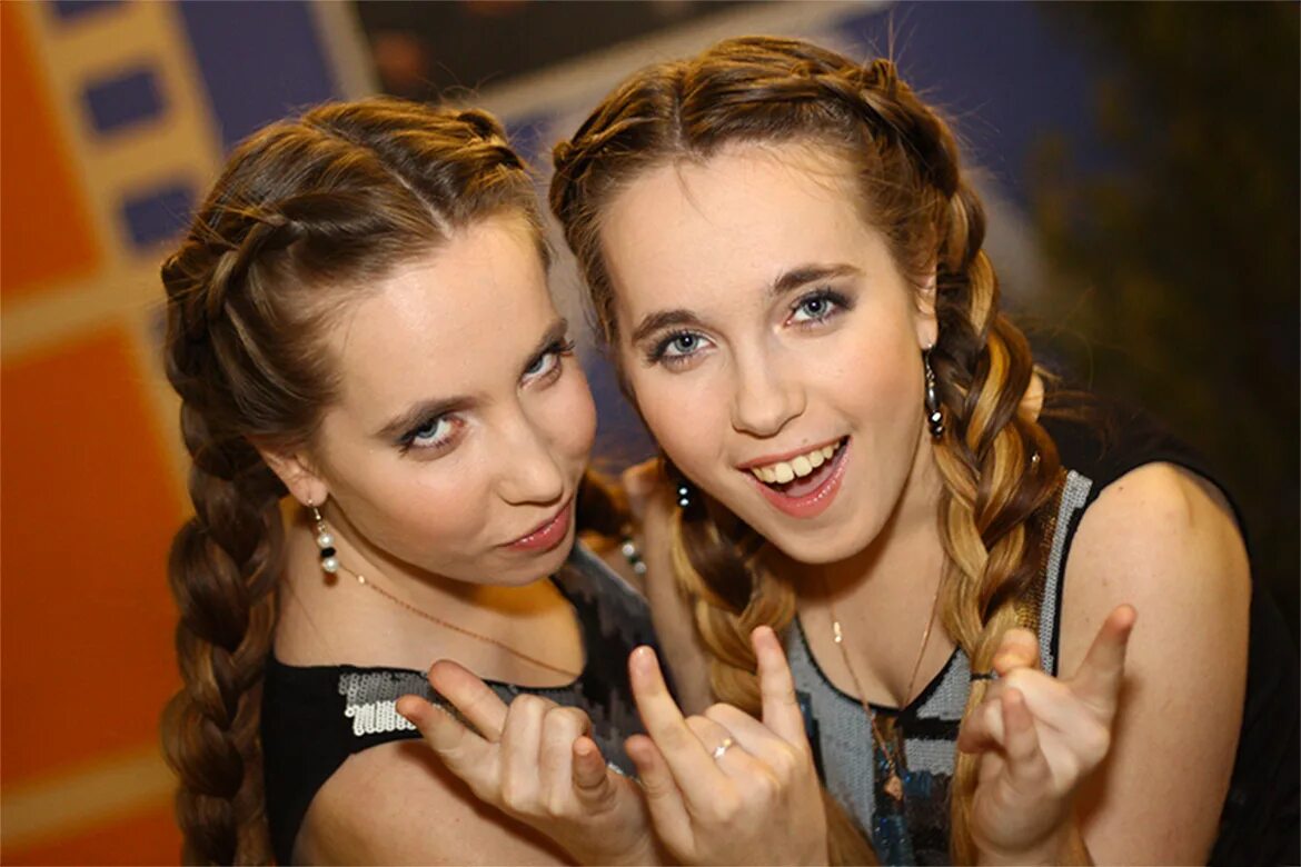 Сестры каратыгины. Ксения и евгения каратыгины. Сестры каратыгины. Сестры каратыгины. Мама сестра каратынины минус.