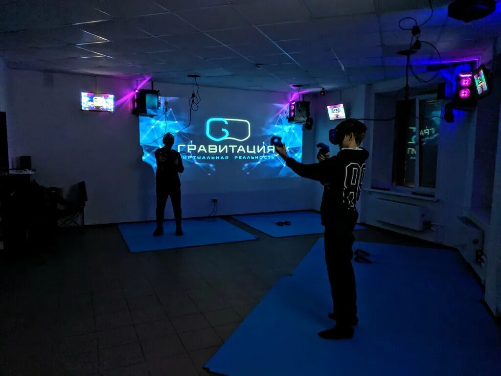 ВР Гравитация Новосибирск. VR Club Новосибирск. Клуб виртуальной реальности. Дизайн клуба виртуальной реальности.