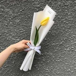 Упаковка тюльпанов в пленку