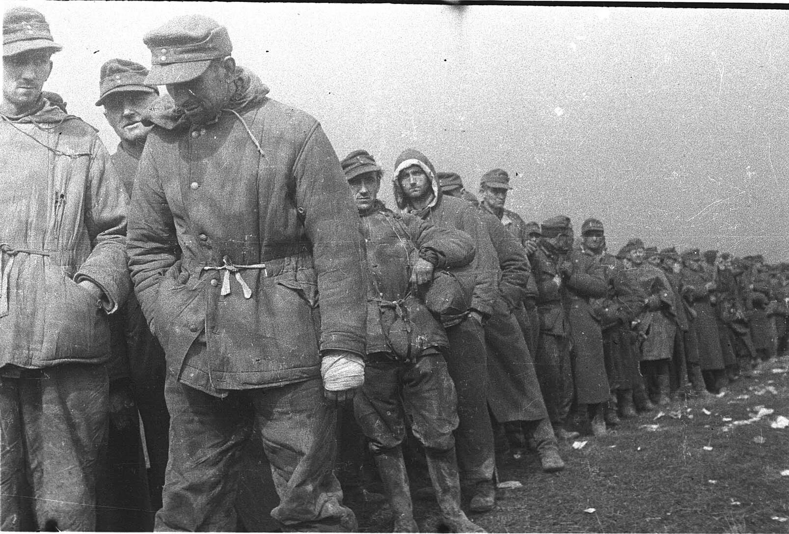 Военно фашистские захватчики. Пленные немецкие солдаты 1945 Кенигсберг. Штурм Кёнигсберга пленные немцы. Группа пленных немцев 1945. Немецкие солдаты сдаются в плен 1945.