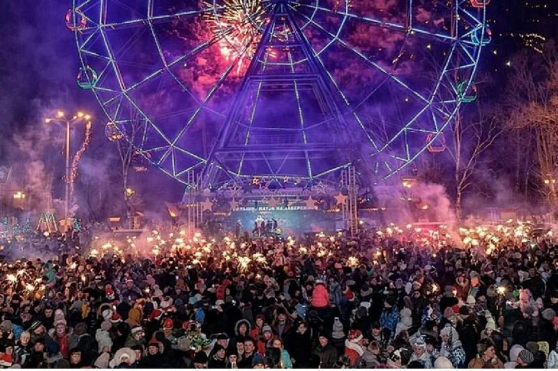 День города новосибирск. Отмечаем новый год. Бенгальские огни корпоратив. Парад санта клаусов на рождество в канаде. Набережная хабаровска фестиваль.