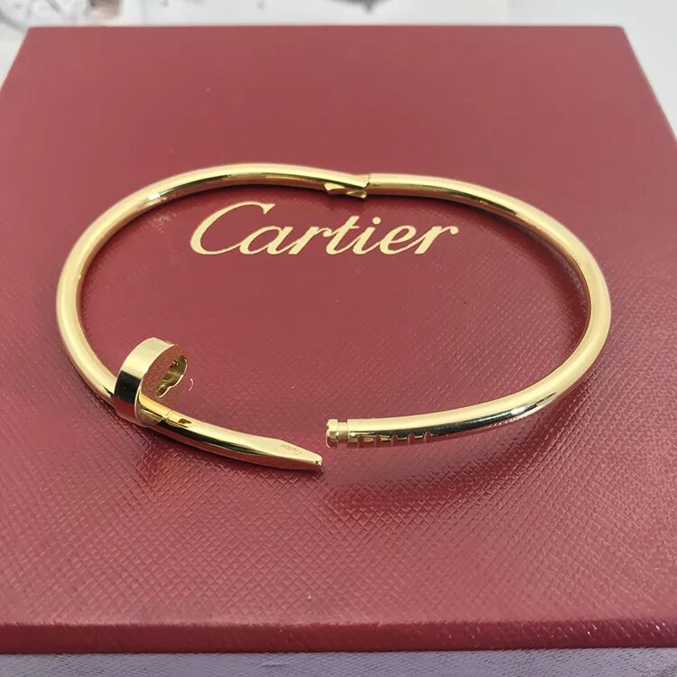 Браслет cartier купить. Браслет Cartier b21813. Cartier CRD 094835 браслет. Золотой гвоздь браслет Cartier. Браслет Картье k251033.