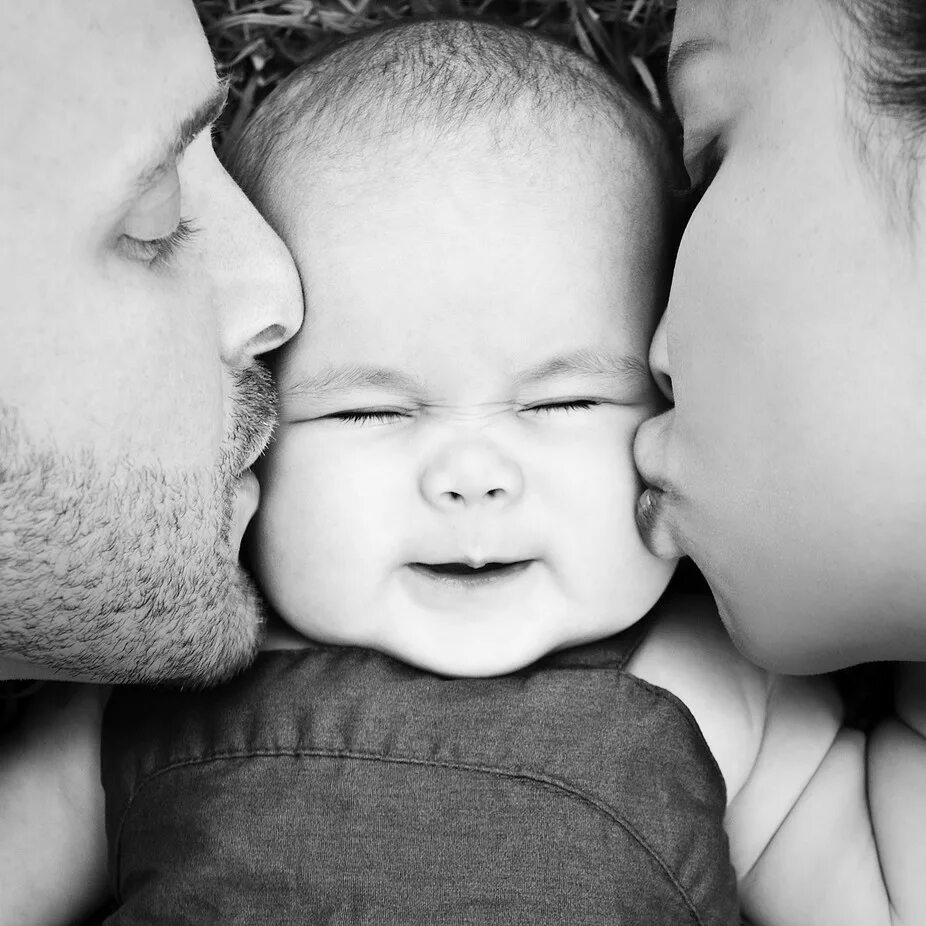 Мама папа и ребенок. Младенец с мамой и папой. Любовь родителей к детям. Семейная фотосессия с родителями.