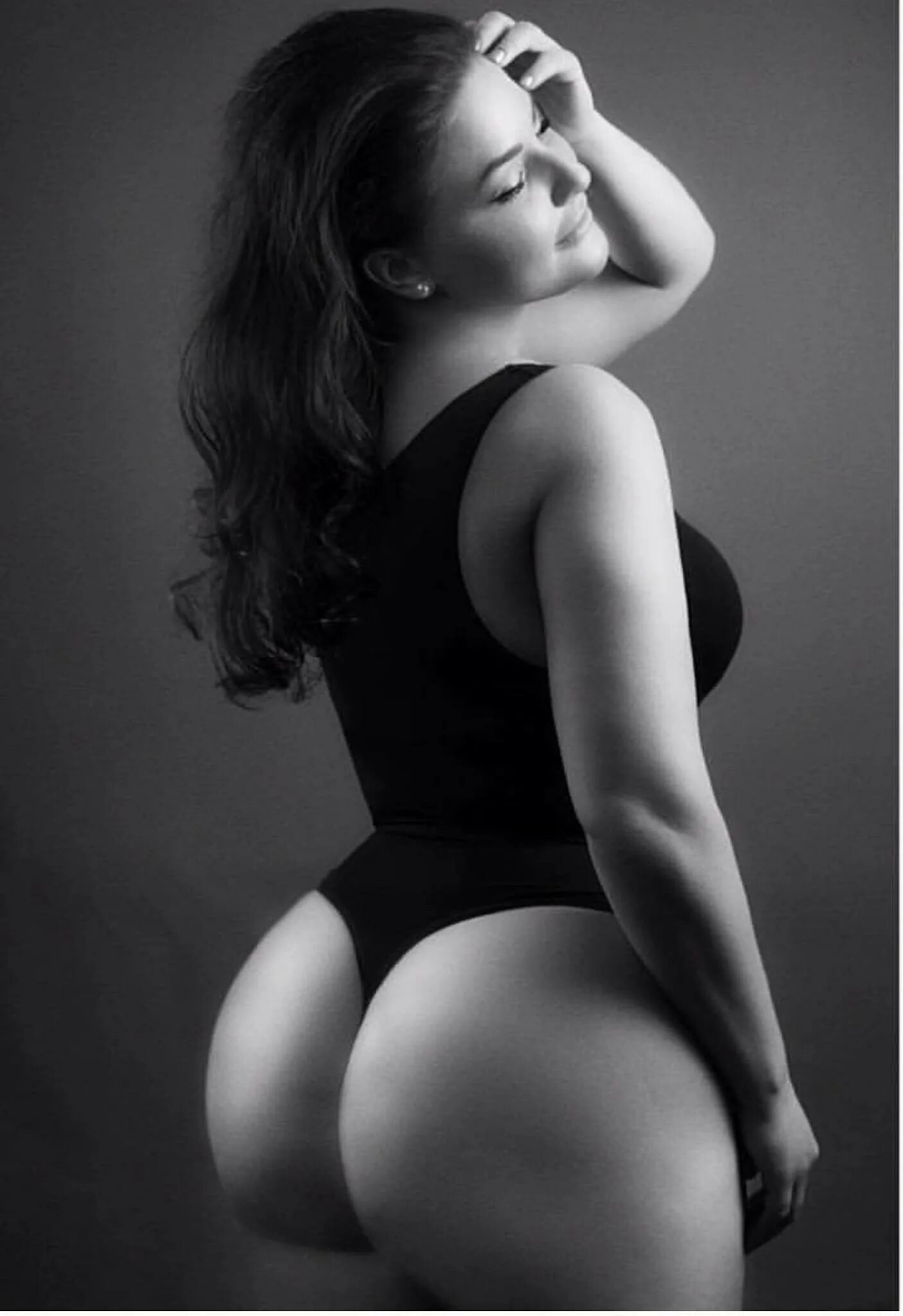 пышные женские ягодицы. эшли грэхем сзади. Teddy moutinho попа. сочные ягодицы. красивые девушки с попой полные.