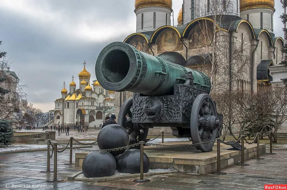 Достопримечательности москвы фото с названиями и описанием. Царь-пушка Московский Кремль. Московский Кремль царь пушка и царь колокол. Москва Кремль царь пушка. Ивановская площадь в Москве царь пушка.