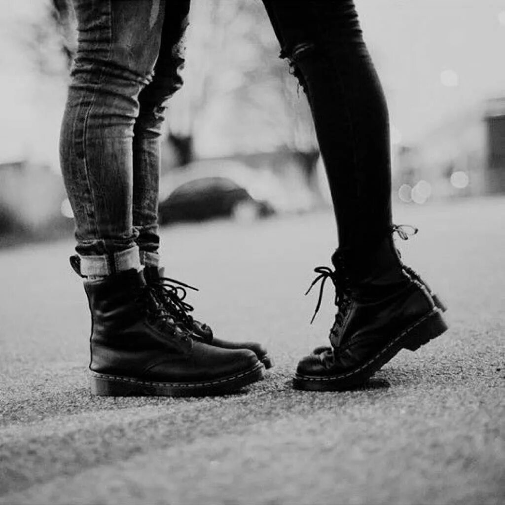 У него есть ботинки. Dr martens эстетика. девушка в ботинках. ноги в ботинках. грубые ботинки.