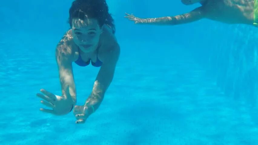 Under the Pool Standarts. My sister swimming Pool. Mikes sisters are swimming in the Pool. Her sister Swim in the swimming Pool перевод на русский.