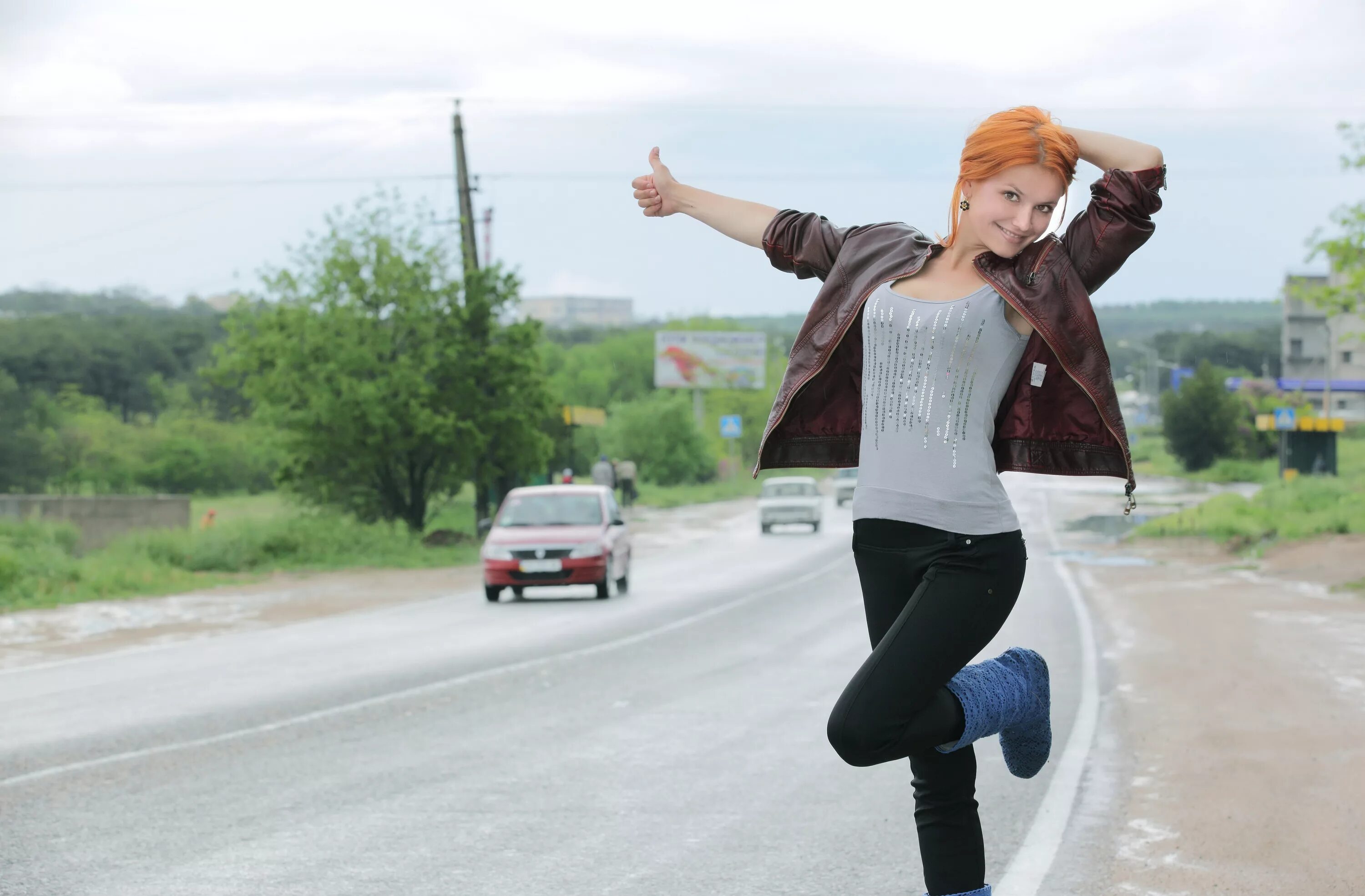 Фото на мосту девушки. Девушка на трассе. Русские девушки на улицах городов. На трассе стоят девочки. Jelacy ramirez фото.