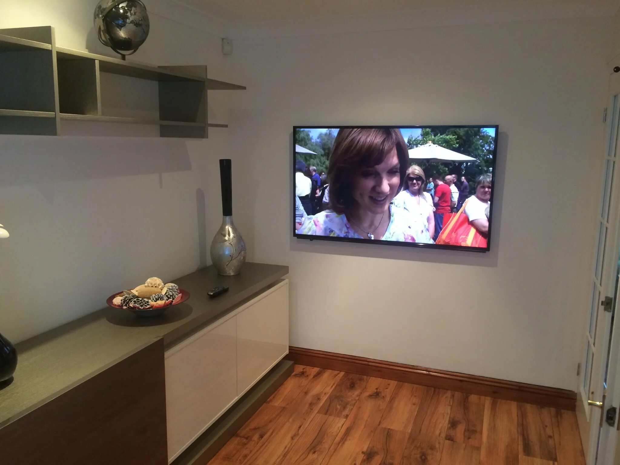 Ли телевизор. Телевизор на кронштейне на кухне. Подвесной телевизор на кухню. Кронштейн для телевизора на стену. Телевизор на стене.