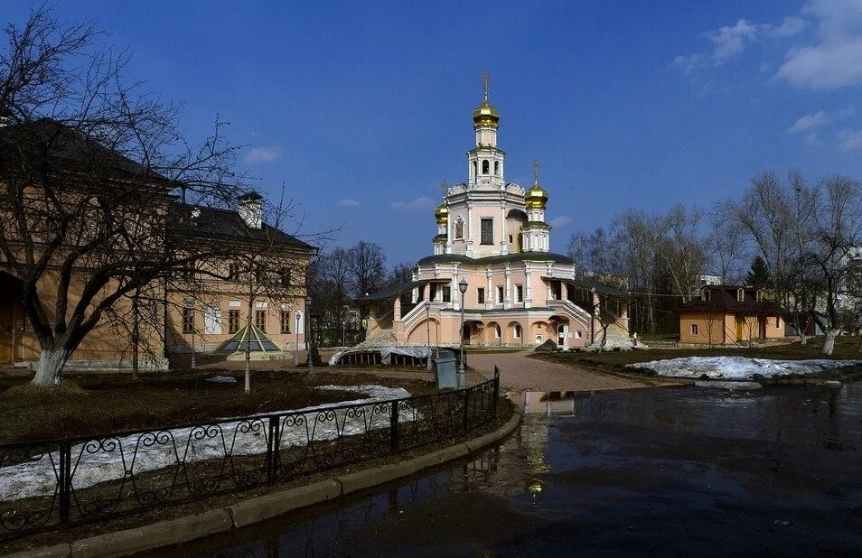 Село зюзино. Борисоглебский храм Зюзино. Монастырь Москва Зюзино. Церковь святых благоверных Бориса и Глеба в Зюзине. Зюзино район Москвы.