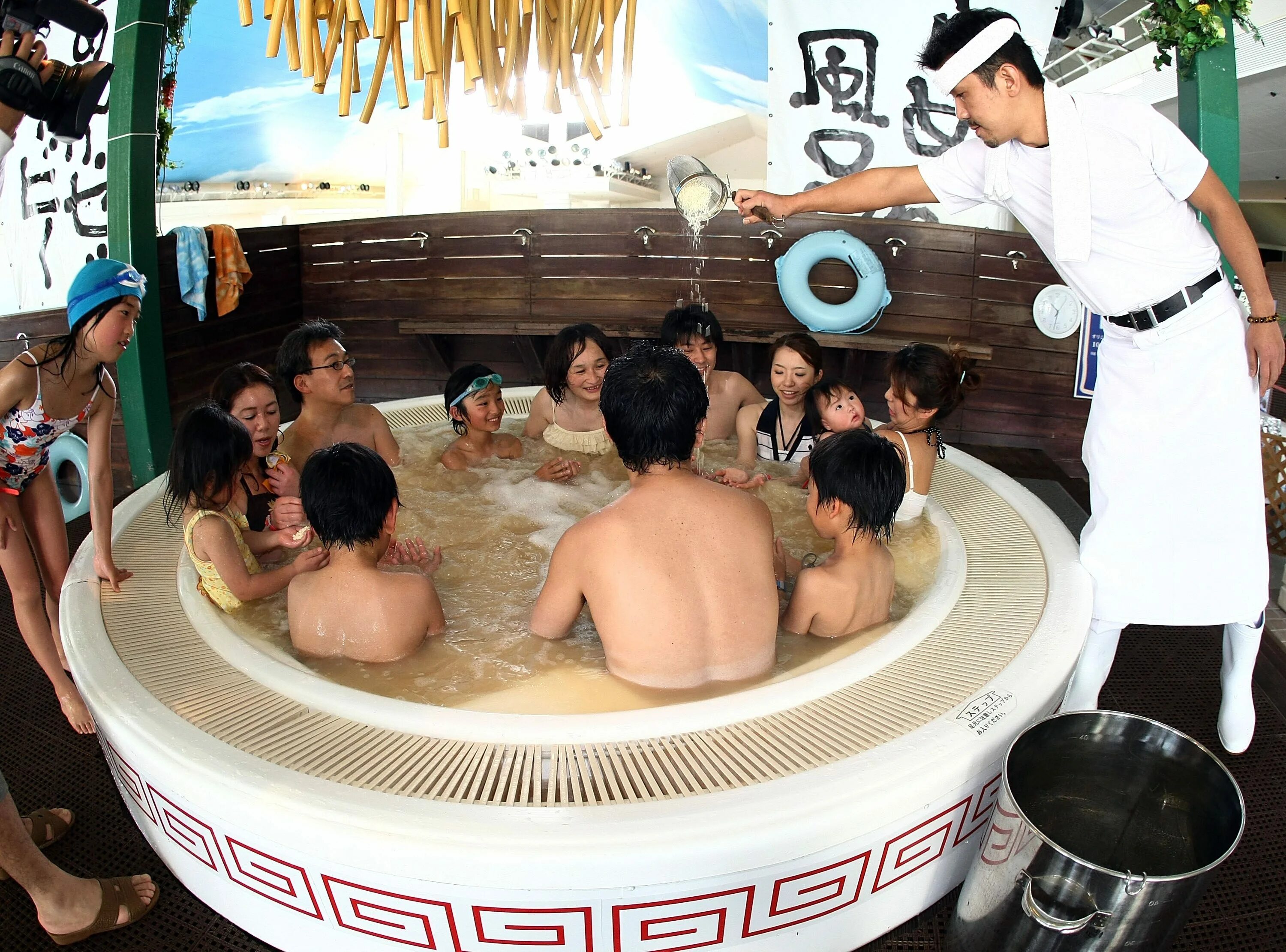 Японка купается. Японская смешанная баня сэнто. Общественная японская баня сэнто. Сэнто баня в Японии. Сэнто баня в Японии женская.