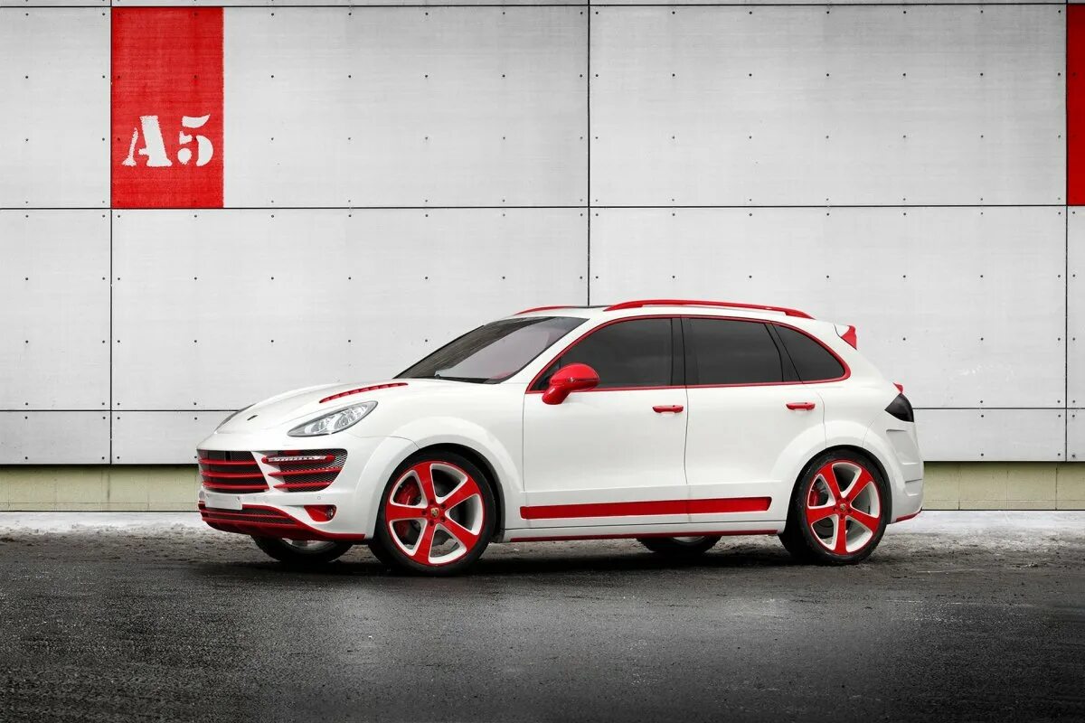 Бело красный автомобиль. Porsche Cayenne красный. Porsche Cayenne 1 Red. Порше Кайен красный дракон. Porsche Cayenne на красных дисках.