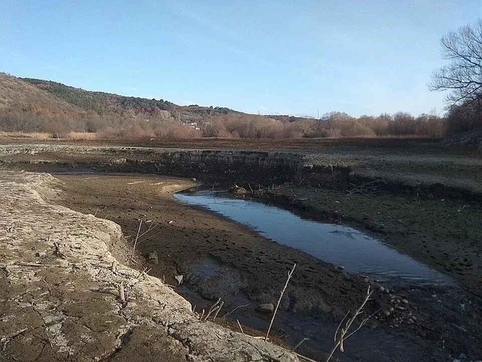 Симферополь без воды. Обмелевшее Симферопольское водохранилище. Симферополь пересохло водохранилище. Крымское водохранилище Симферополь. Симферопольское вода Симферопольское водохранилище.