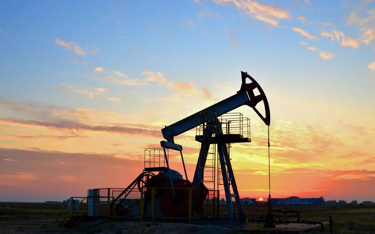 Нефтяная промышленность. Нефтяная вышка. Добыча нефти. Нефтяные вышки в Саудовской Аравии.