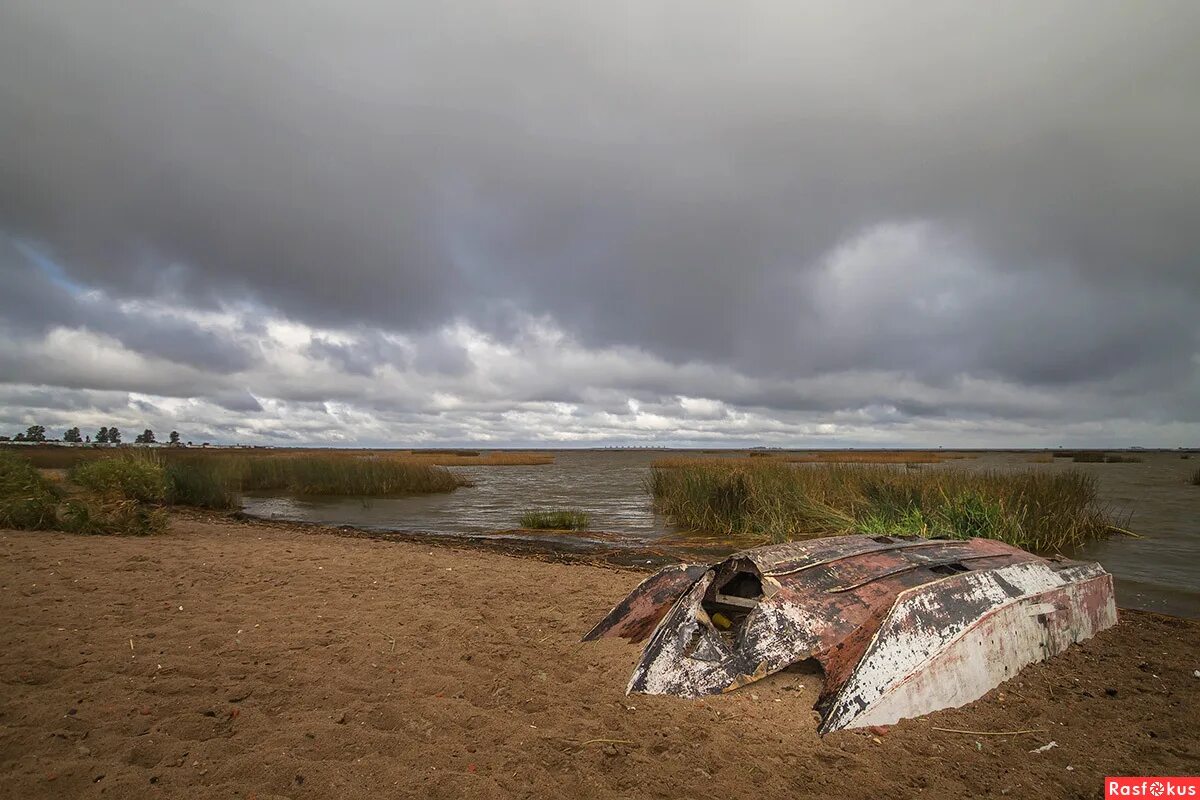 Утлая лодчонка. Картинка утл. Утлая лодка. Деревенская речка лодка. Деревенская речка лодка.