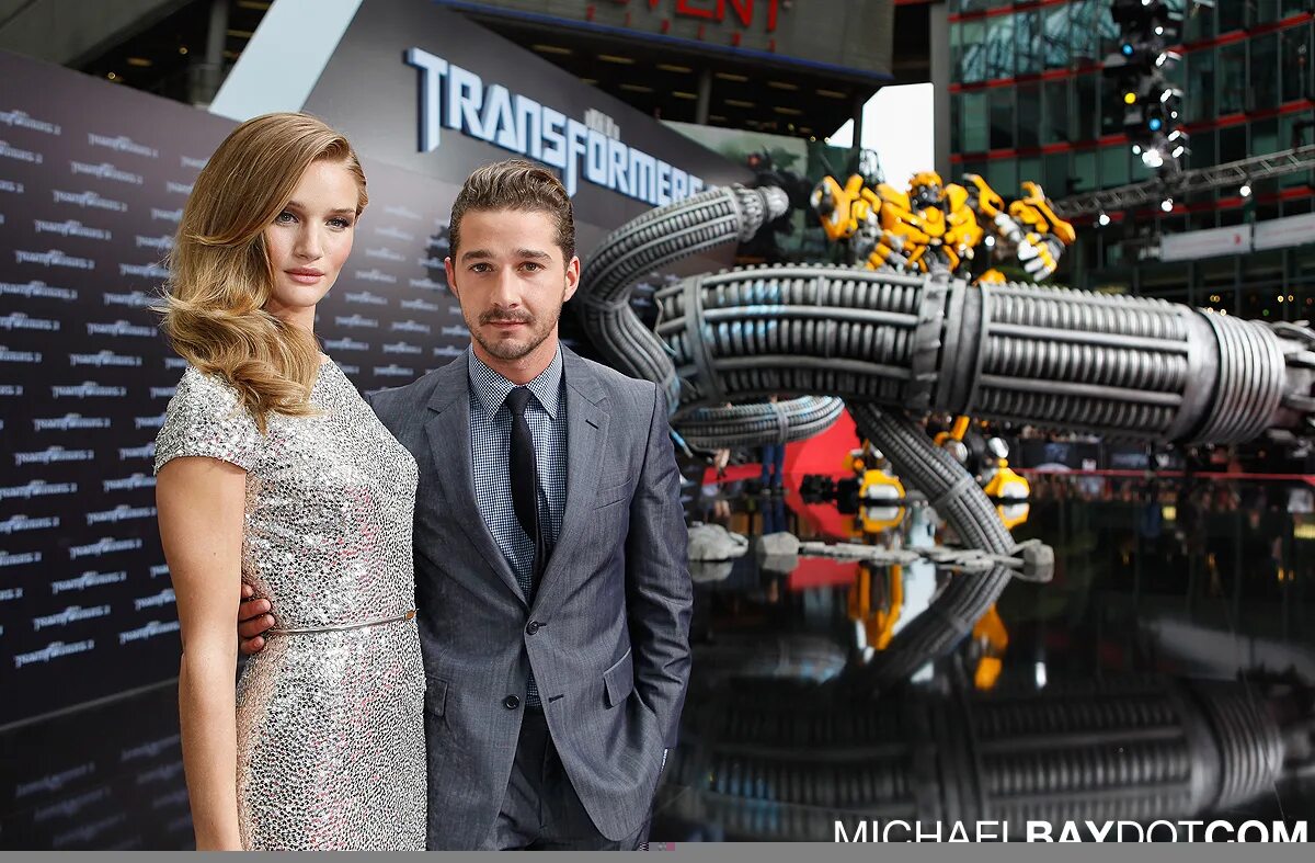 Трансформеры 3 2011. Трансформеры 3 2011. Фильм тёмная сторона луны 2011. Трансформеры 3 2011. Трансформеры 3 тёмная сторона луны постер.